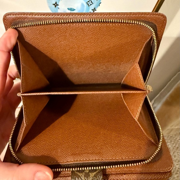 Louis Vuitton Monogram Compact Wallet. Good vintage condition! - Picture 10 of 10
